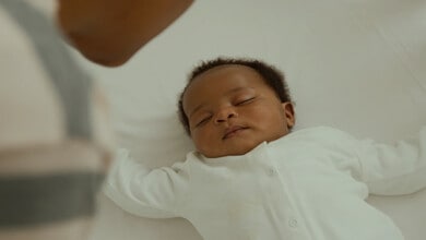 وضعية النوم الصحيحة للطفل