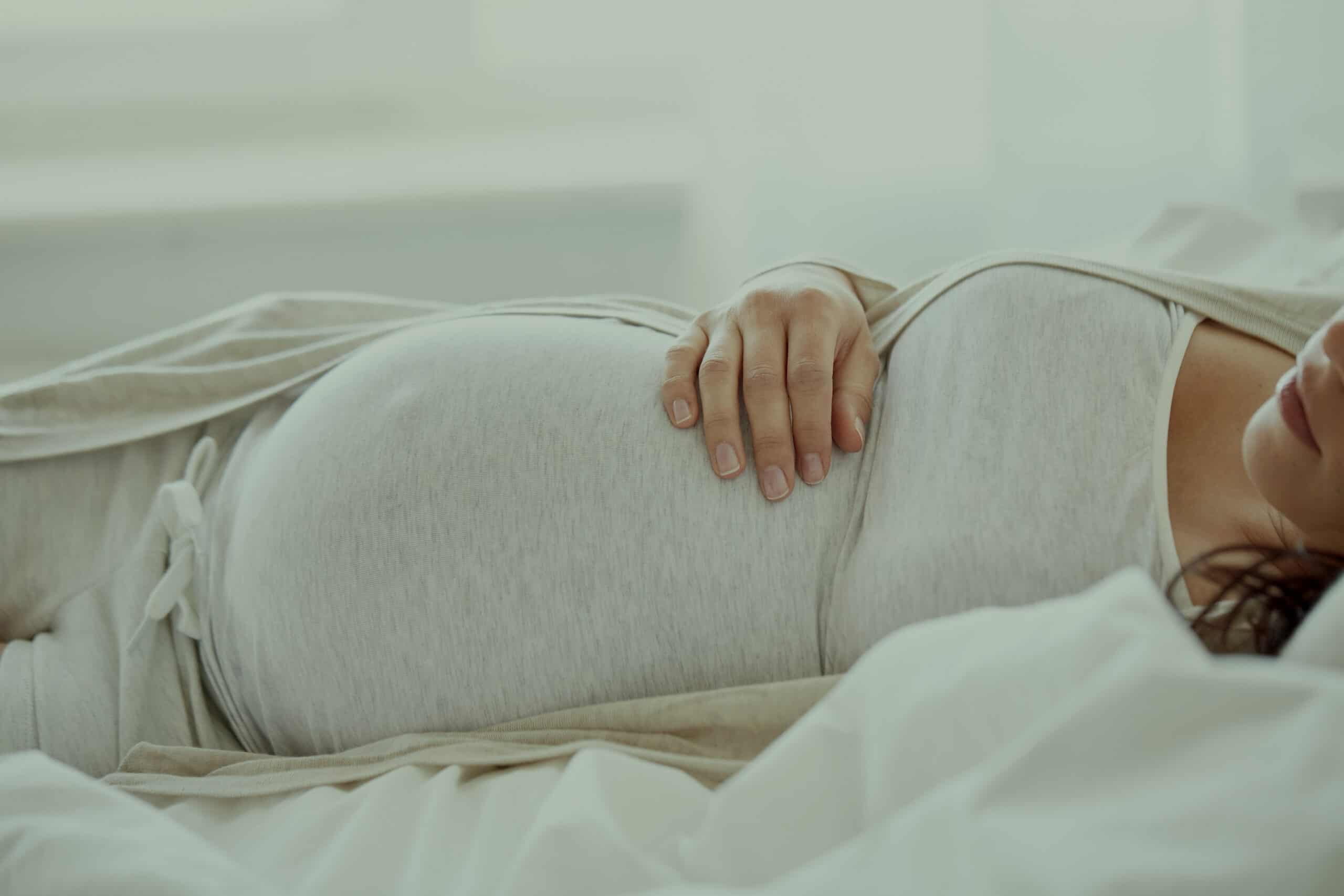 النوم على البطن للحامل